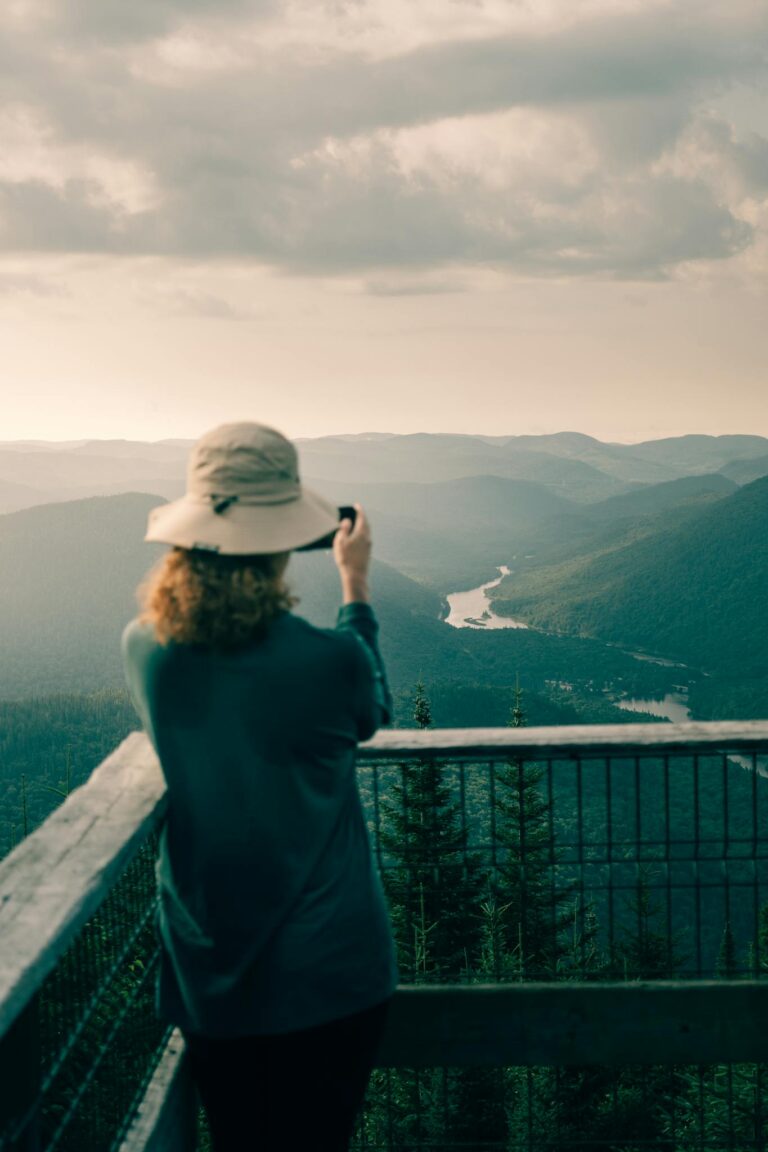 Femme au Parc national de la Jacques-Cartier - Parcs nationaux - Sépaq